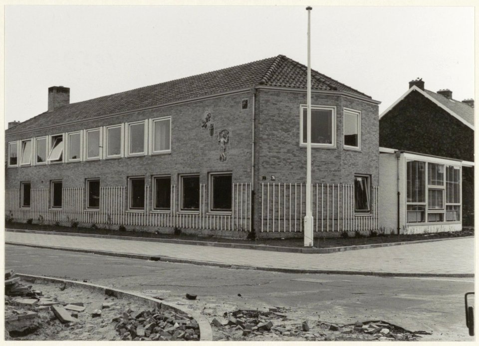 Consultatiebureau op de hoek van de Orionweg en de Steenbokstraat. NL-HlmNHA 54010590