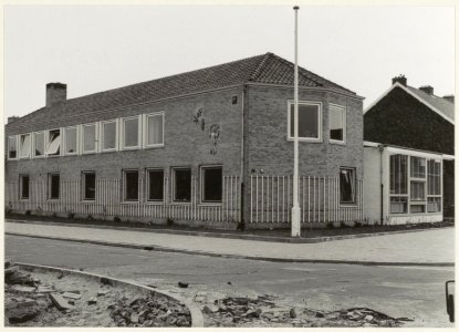 Consultatiebureau op de hoek van de Orionweg en de Steenbokstraat. NL-HlmNHA 54010590