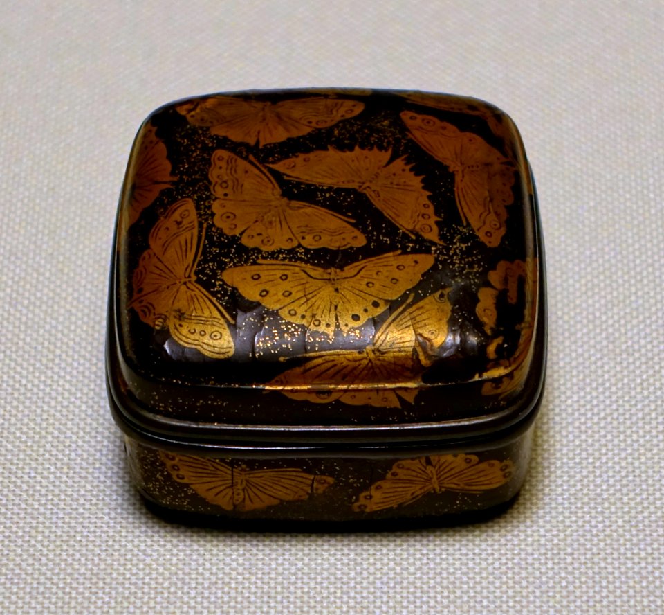 Container for face powder with butterfly design, Kamakura period, 1200s AD, maki-e lacquer - Tokyo National Museum - Ueno Park, Tokyo, Japan - DSC08711