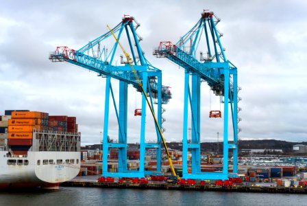 Container cranes at Skandiahamnen 1