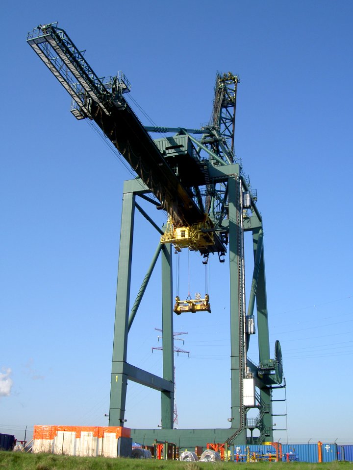 Container crane at Antwerp harbour pic2