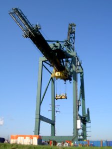 Container crane at Antwerp harbour pic2