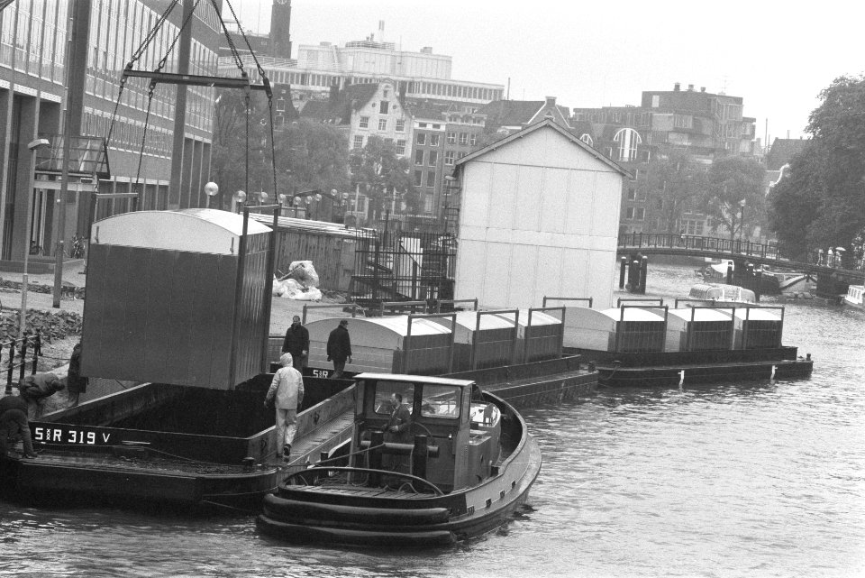 Containers voor de nieuwe Waterloopleinmarkt worden per boot aangevoerd, Bestanddeelnr 934-3162