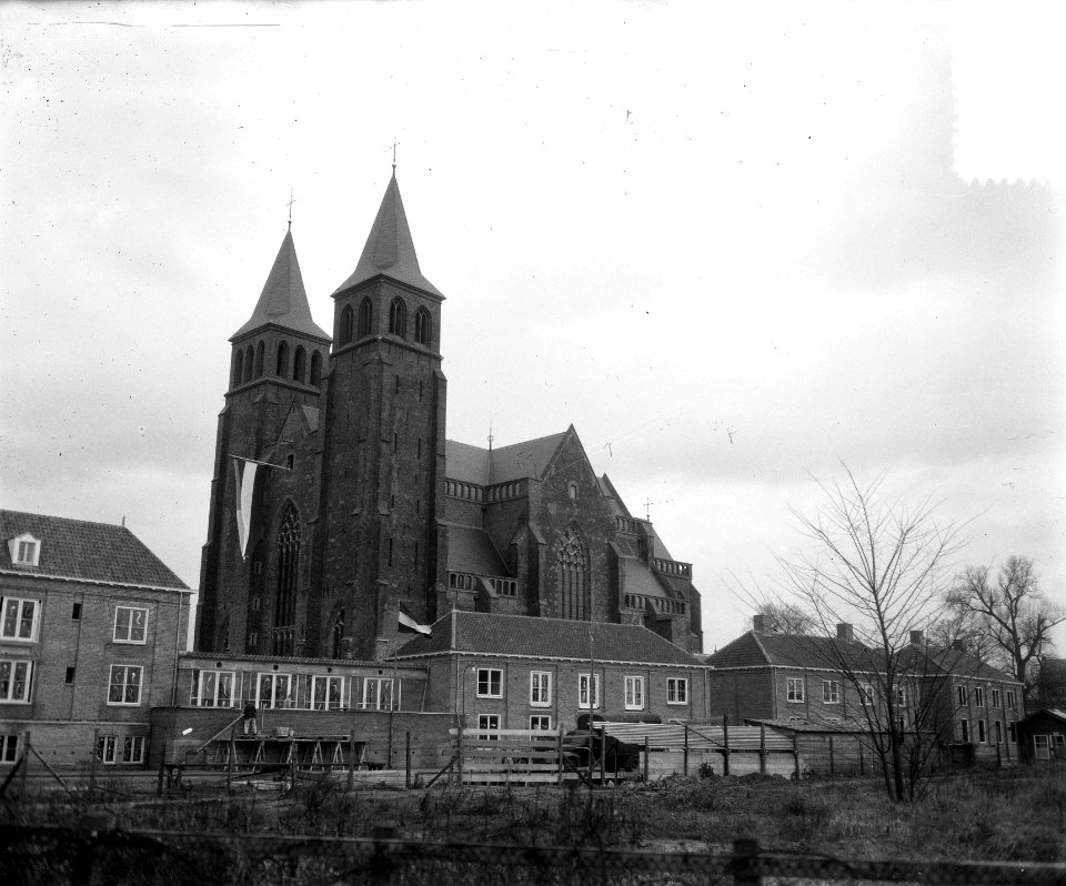 Consecratie Sint Walburgiskerk te Arnhem, Bestanddeelnr 904-8677