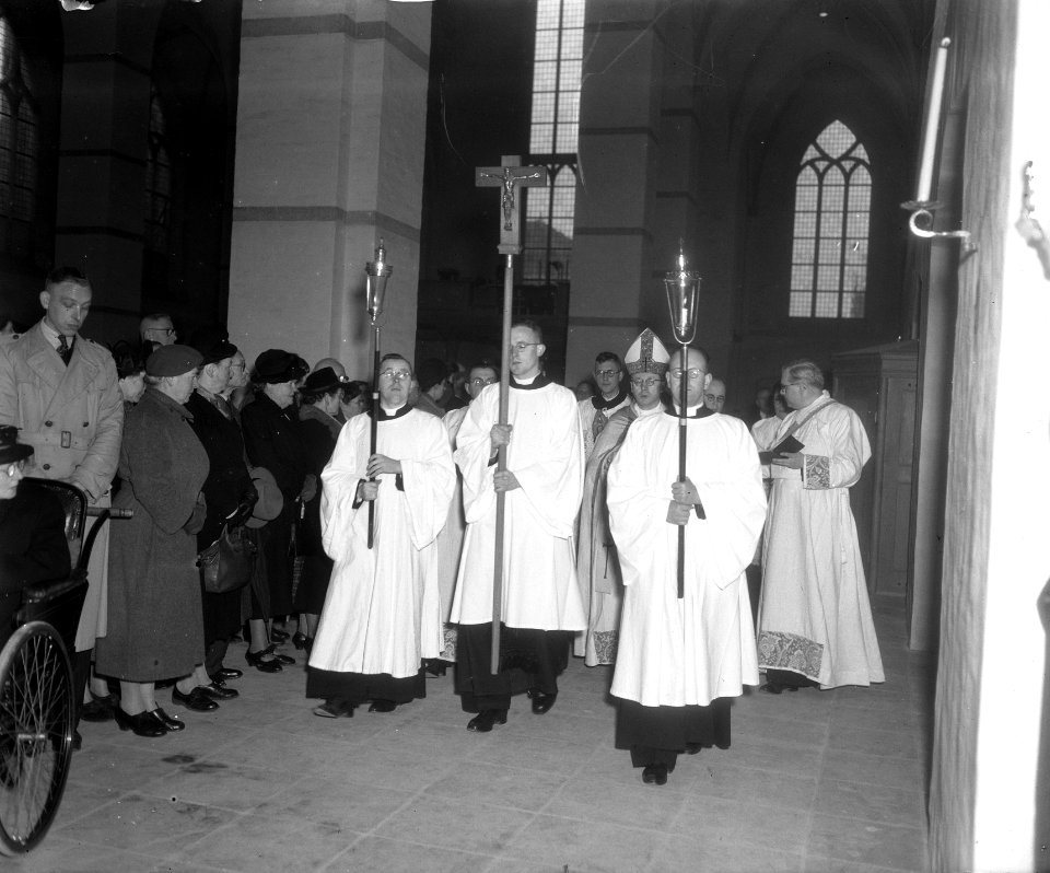 Consecratie Sint Walburgiskerk te Arnhem, Bestanddeelnr 904-8678