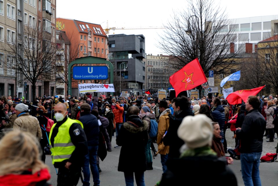 Conspiracist protest Berlin Rosa-Luxemburg-Platz 2021-03-28 06