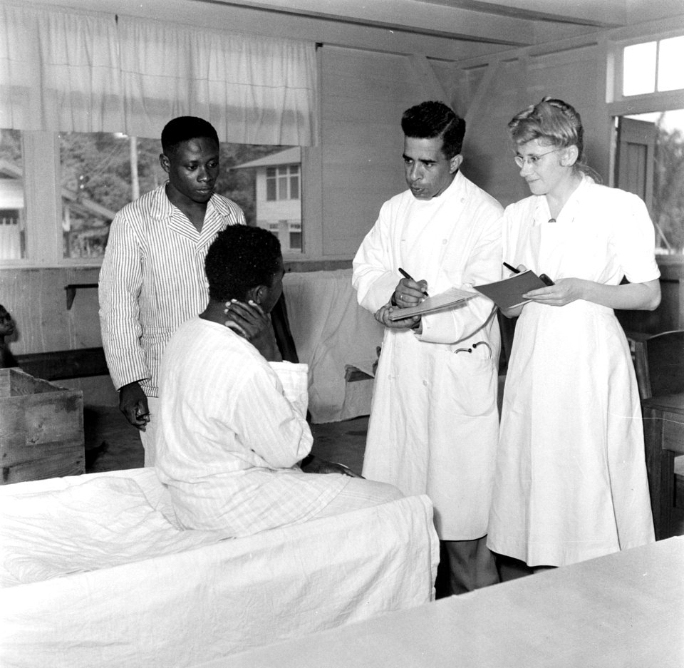 Consult van een patiënt in het hospitaal 'Prinses Juliana' in Kabelstation Rech, Bestanddeelnr 252-6002