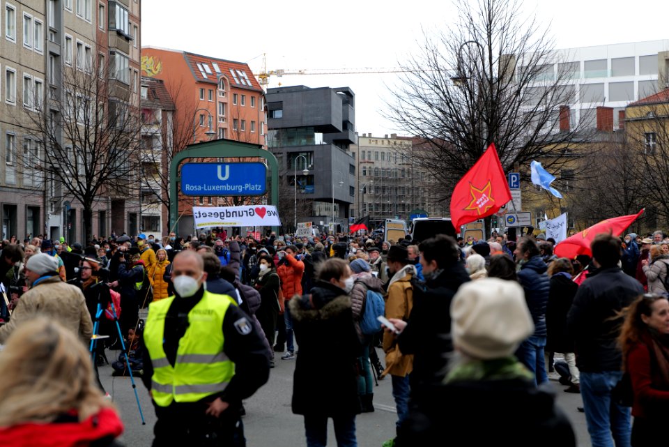 Conspiracist protest Berlin Rosa-Luxemburg-Platz 2021-03-28 07