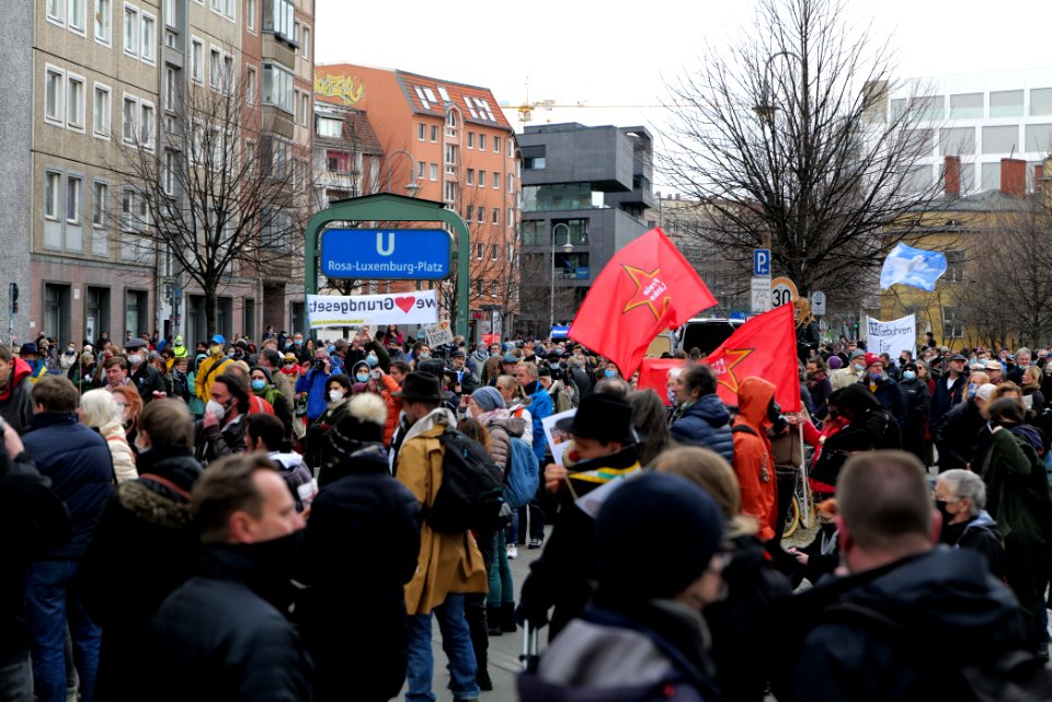 Conspiracist protest Berlin Rosa-Luxemburg-Platz 2021-03-28 10