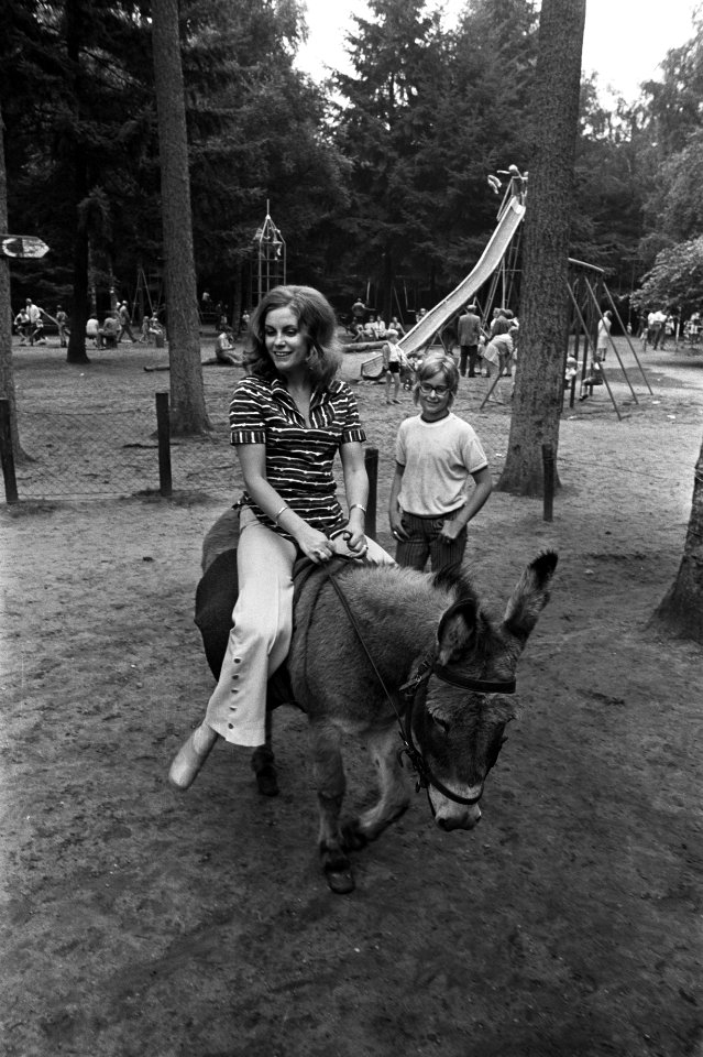 Conny Vink in Amersfoorts Dierenpark, opdracht AVRO, Bestanddeelnr 925-8043
