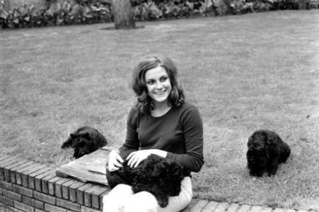 Conny Vink in Amersfoorts Dierenpark, opdracht AVRO, Bestanddeelnr 925-8047