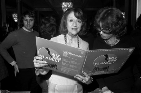Conny Stuart (tweede van links) en Ronny Bierman met de LP, Bestanddeelnr 926-8909