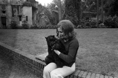 Conny Vink in Amersfoorts Dierenpark, opdracht AVRO, Bestanddeelnr 925-8037