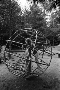 Conny Vink in Amersfoorts Dierenpark, opdracht AVRO, Bestanddeelnr 925-8042