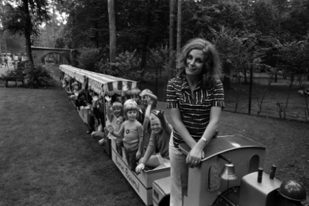 Conny Vink in Amersfoorts Dierenpark, opdracht AVRO, Bestanddeelnr 925-8041