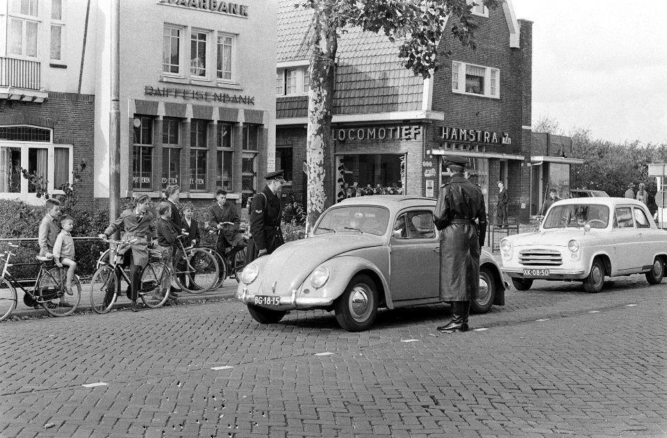Controle op uitvalswegen van Amsterdam door politie betreffende hondsdolheid, op, Bestanddeelnr 914-4518