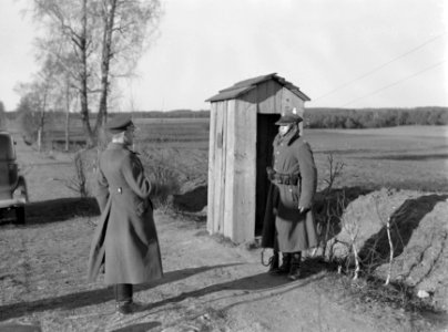 Controle van een officier aan de grenspost, Bestanddeelnr 190-1183