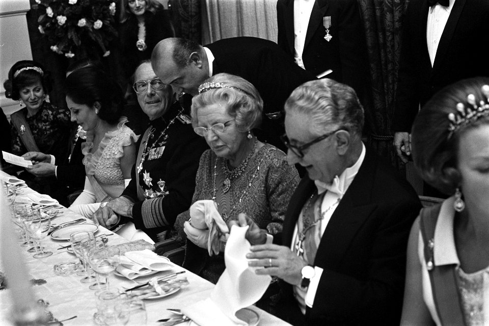 Contra-diner in het Amstelhotel, zittend aan tafel van links naar rechts mevrouw, Bestanddeelnr 926-7826