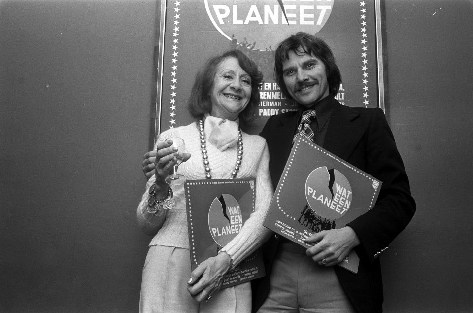 Conny Stuart (links) en Willem Nijholt met de LP, Bestanddeelnr 926-8910