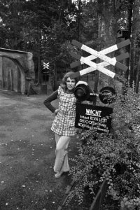 Conny Vink in Amersfoorts Dierenpark, opdracht AVRO, Bestanddeelnr 925-8039