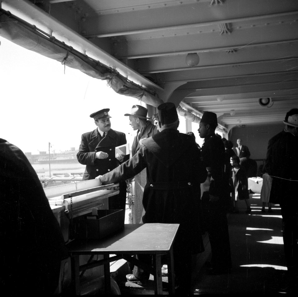 Controle bij het van boord gaan van passagiers in de haven van Alexandrië, Bestanddeelnr 252-1709