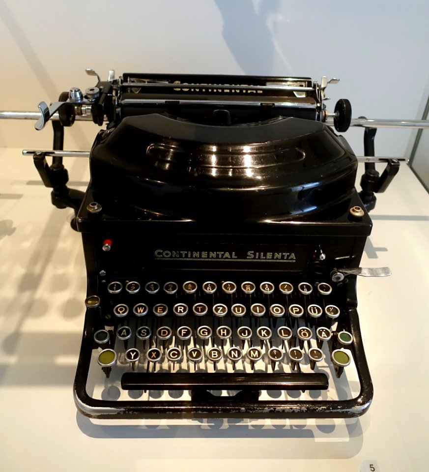 Continental Silenta typewriter, Model 74 46 35, Continental-Wanderer-Werke AG, Chemnitz, 1935-1940, sheet iron, steel, rubber - Germanisches Nationalmuseum - Nuremberg, Germany - DSC02403