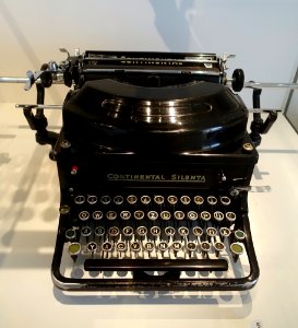 Continental Silenta typewriter, Model 74 46 35, Continental-Wanderer-Werke AG, Chemnitz, 1935-1940, sheet iron, steel, rubber - Germanisches Nationalmuseum - Nuremberg, Germany - DSC02403
