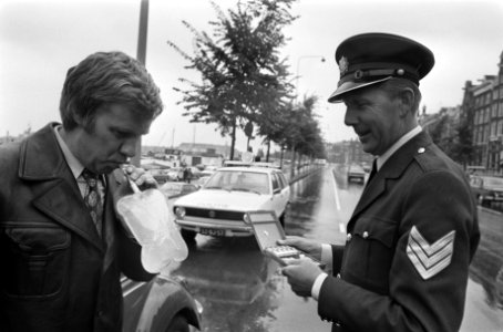 Controle alcoholgebruik in verkeer per 1 november 1974 me zgn blaaspijpje poli, Bestanddeelnr 927-4338