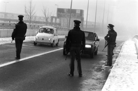 Controle van auto's door de politie, Bestanddeelnr 933-5280