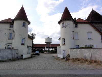 Contescourt (Aisne) entrée de ferme, château d'eau