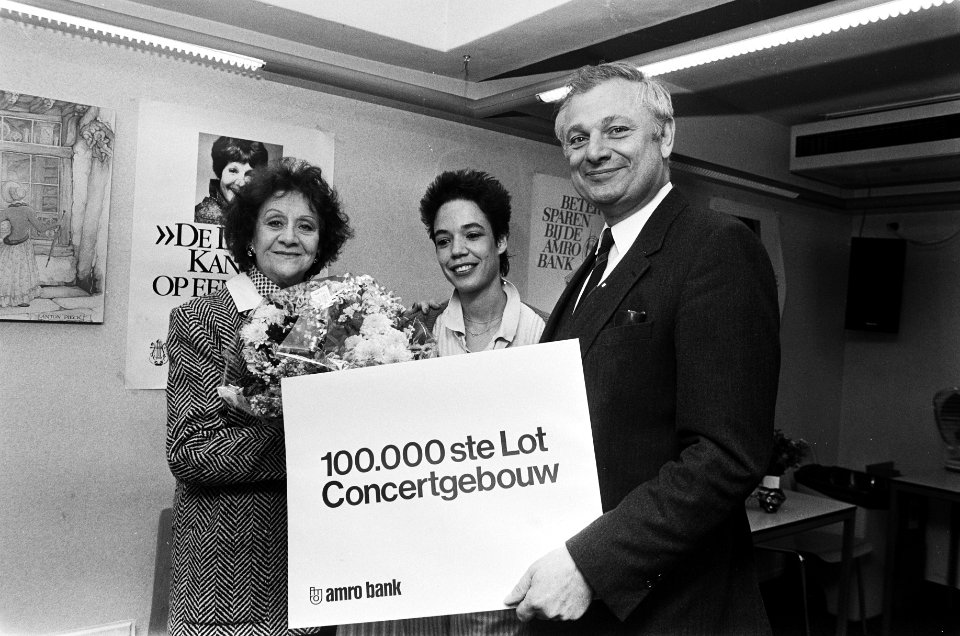 Conny Stuart (l) bij verkoop 100.000e lot voor Concertgebouw van Amrobank, Bestanddeelnr 933-3042