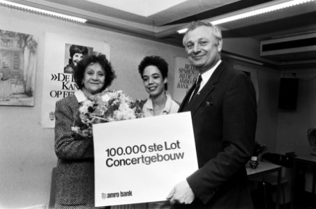 Conny Stuart (l) bij verkoop 100.000e lot voor Concertgebouw van Amrobank, Bestanddeelnr 933-3042