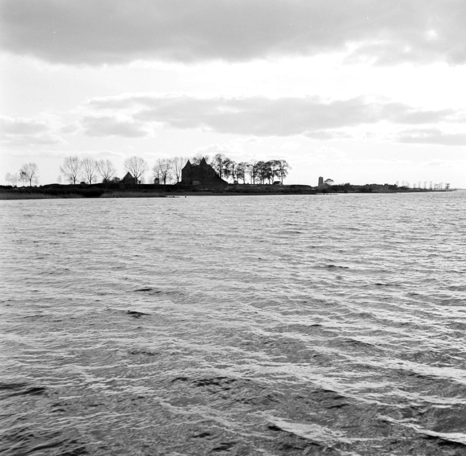 Contouren van slot Loevestein bij zonsondergang, gezien vanaf de Waal, Bestanddeelnr 254-0940