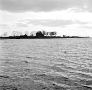Contouren van slot Loevestein bij zonsondergang, gezien vanaf de Waal, Bestanddeelnr 254-0940
