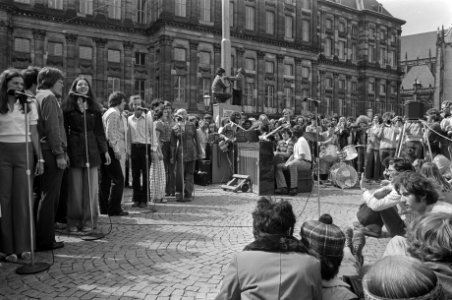 Continentel Singers and Orchestra treden op op Dam in Amsterdam, overzicht tijde, Bestanddeelnr 927-3600