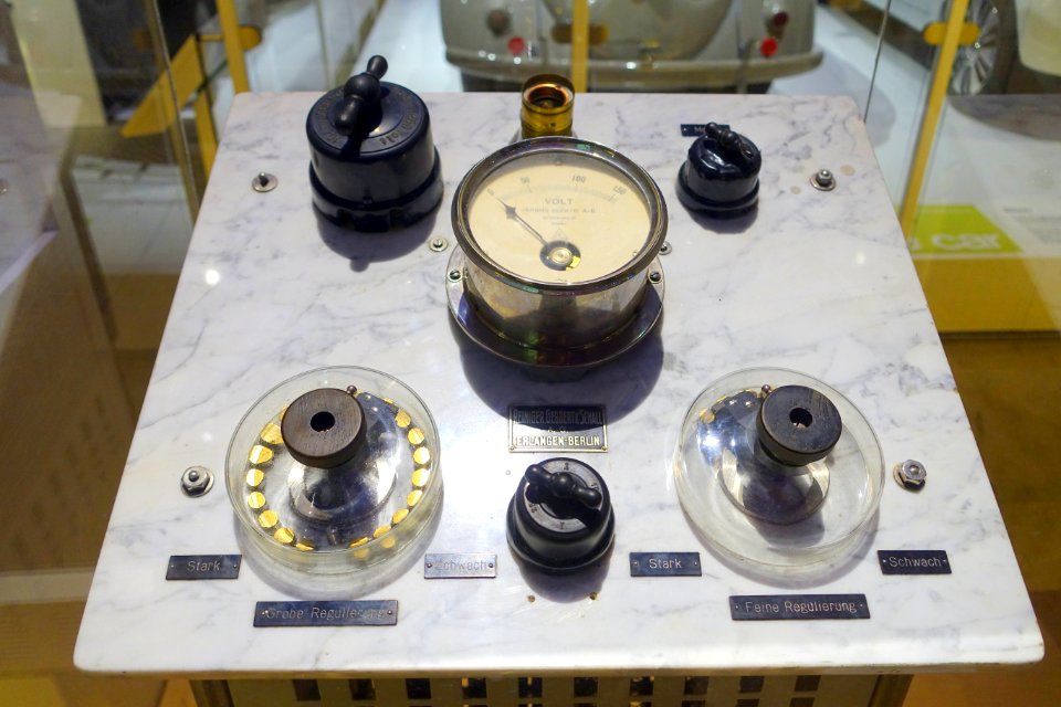 Control box for X-rays, early 1900s, TM8001, view 2 - Tekniska museet - Stockholm, Sweden - DSC01422