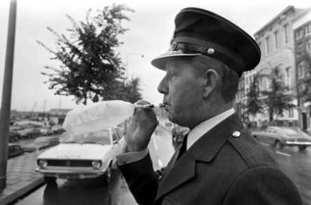 Controle alcoholgebruik in verkeer per 1 november 1974 me zgn blaaspijpje poli, Bestanddeelnr 927-4337