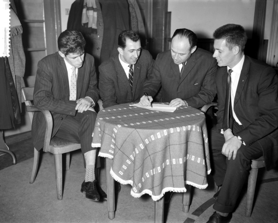 Contractbijeenkomst spelers Nederlands elftal in Den Bosch v.l.n.r. Jongbloed, P, Bestanddeelnr 911-9817