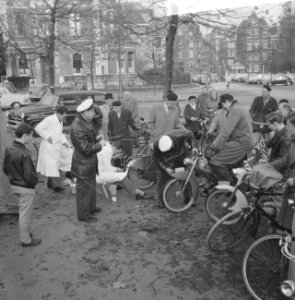 Controle op fietsen door politie op hete Museumplein, Bestanddeelnr 911-7467