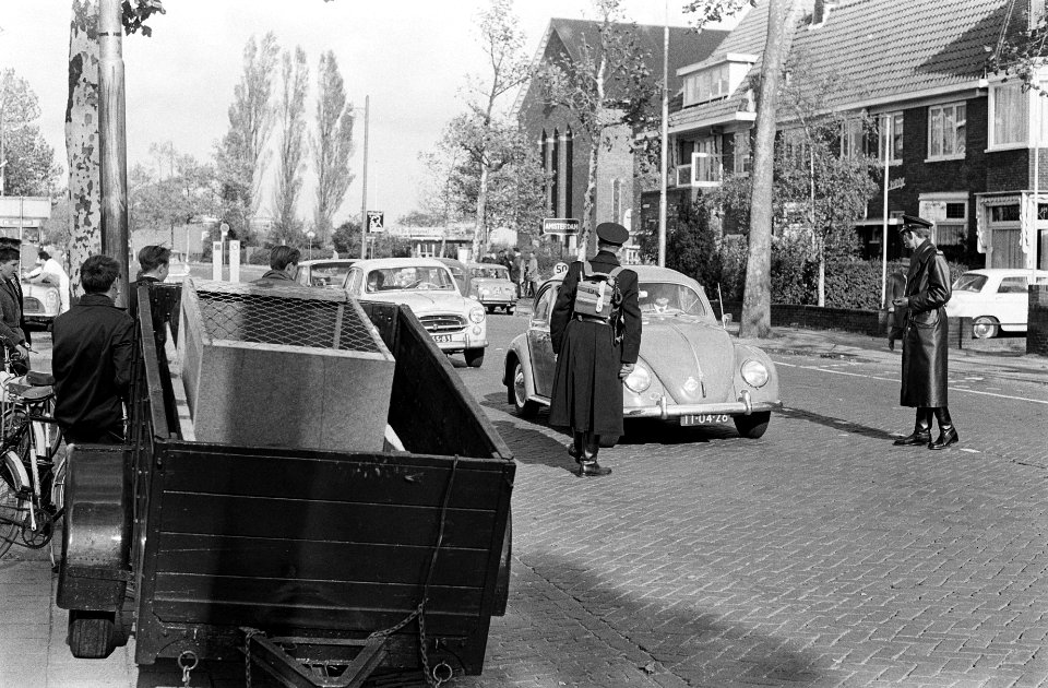 Controle op uitvalswegen van Amsterdam door politie betreffende hondsdolheid, op, Bestanddeelnr 914-4517