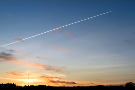 Contrail over telecommunications mast in Gåseberg