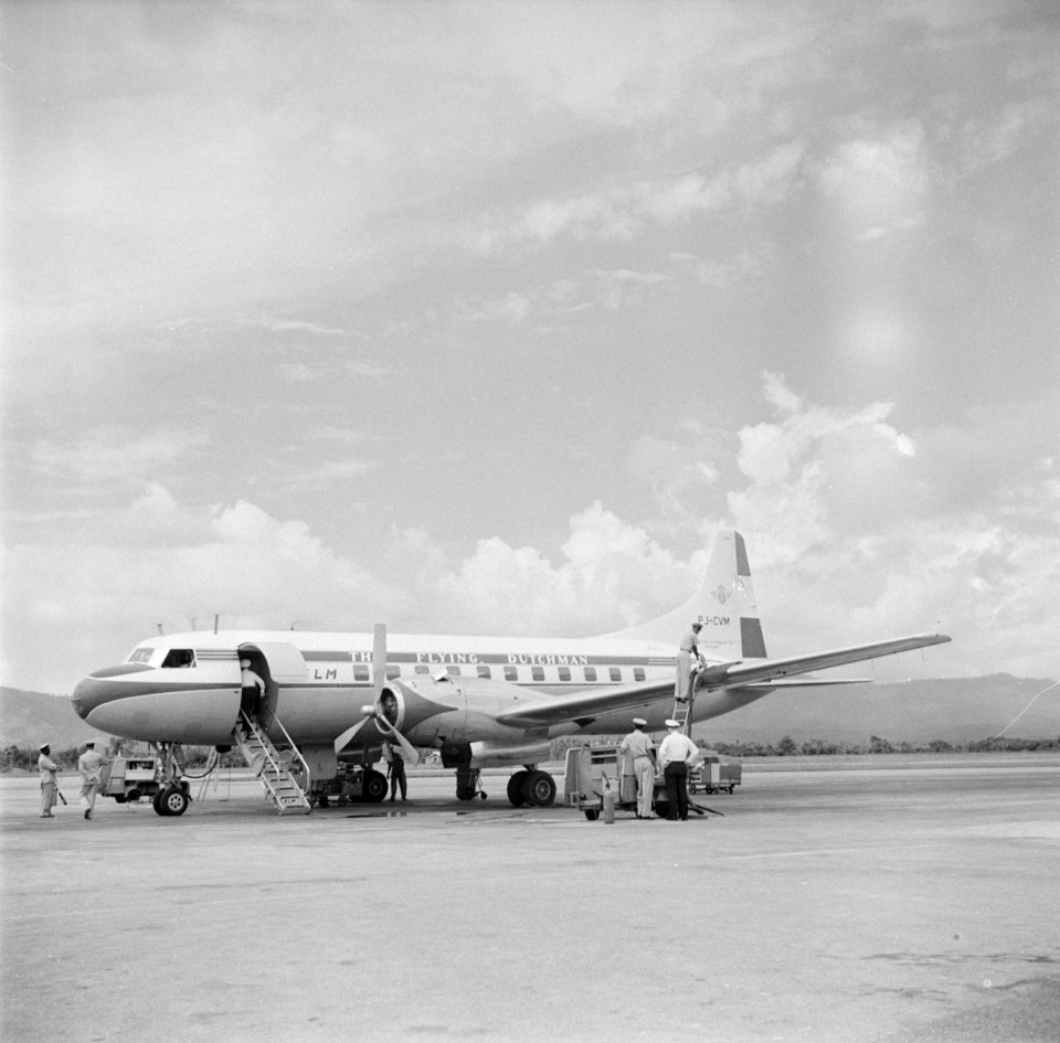 Convair 340 van de KLM op het vliegveld Piarco van Port of Spain op Trinidad, Bestanddeelnr 252-2652