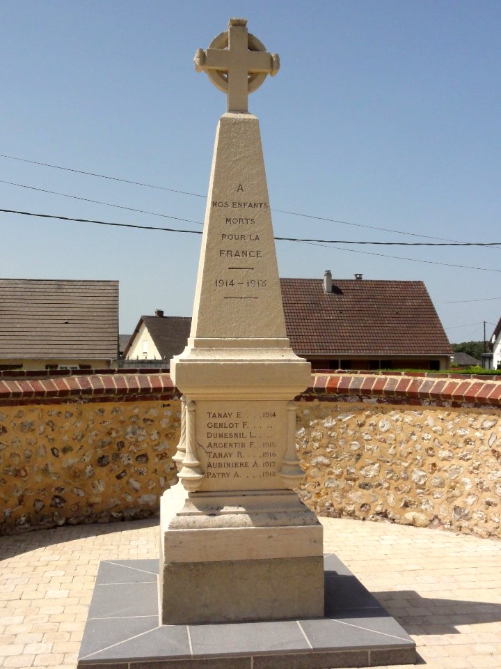 Contremoulins (Seine-Mar.) monument aux morts au cimetière