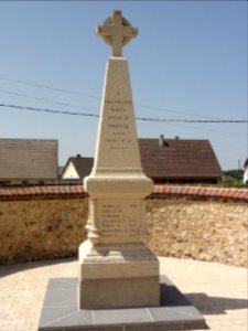 Contremoulins (Seine-Mar.) monument aux morts au cimetière