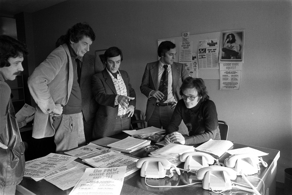 Coordinatiecentrum FNV in Amsterdam ivm komende akties Wim Kok (links) krijg, Bestanddeelnr 929-0038
