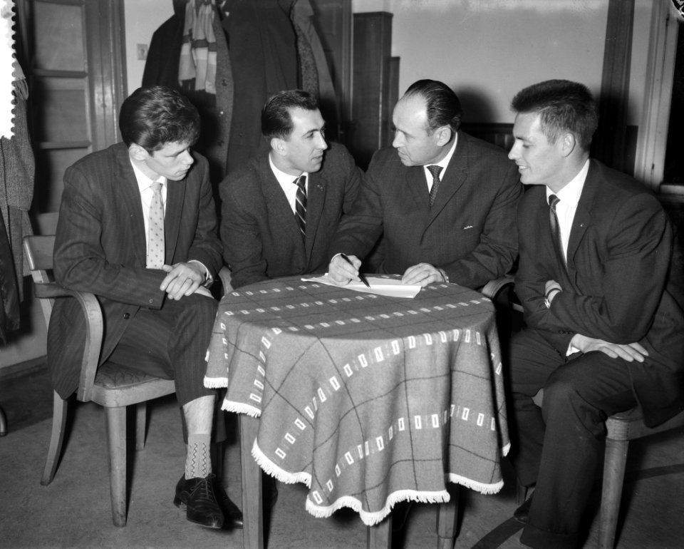 Contractbijeenkomst spelers Nederlands elftal in Den Bosch v.l.n.r. Jongbloed, P, Bestanddeelnr 911-9818
