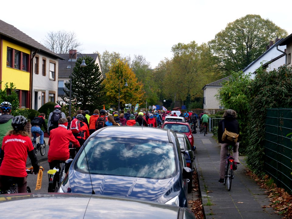 COP23 Fahrraddemo in small street after Blockade
