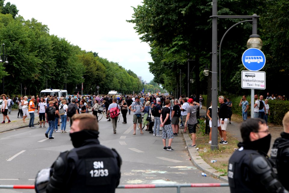 Conspiracist protest Berlin-Mitte 2020-08-30 53