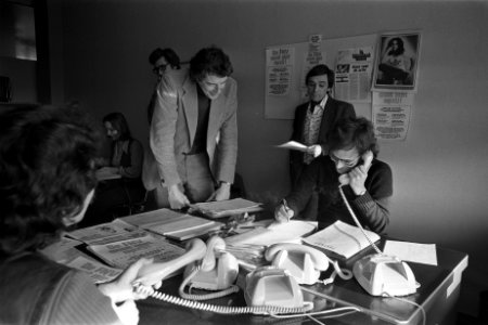 Coordinatiecentrum FNV in Amsterdam i.v.m. komende akties. Wim Kok (links) krijg, Bestanddeelnr 929-0039