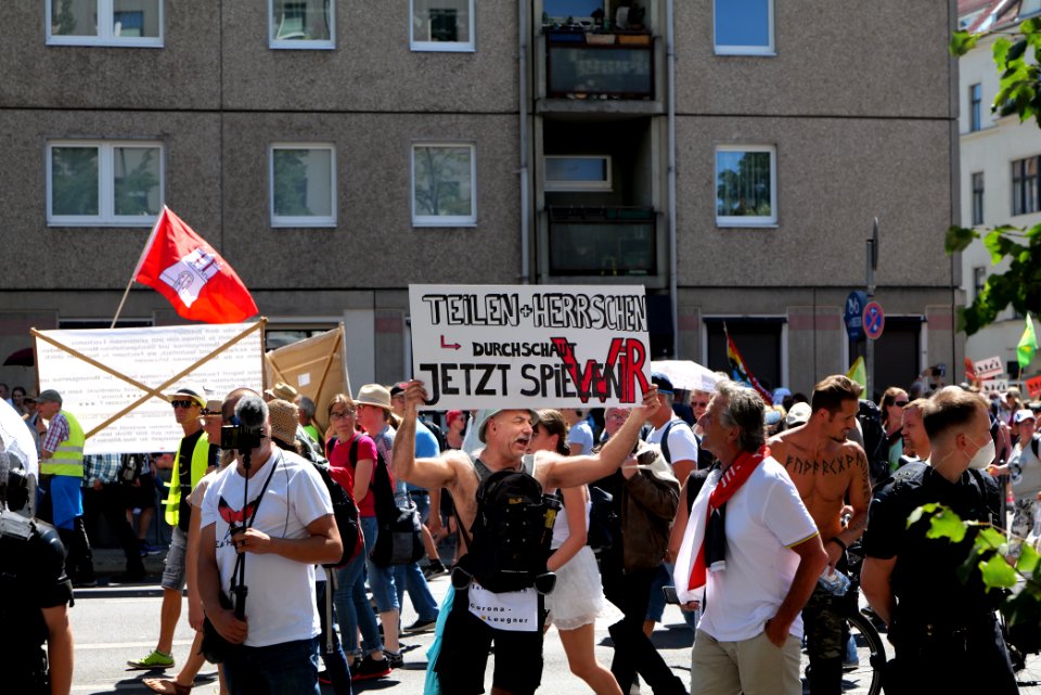 Conspiracy theorist protest Berlin 2020-08-01 109